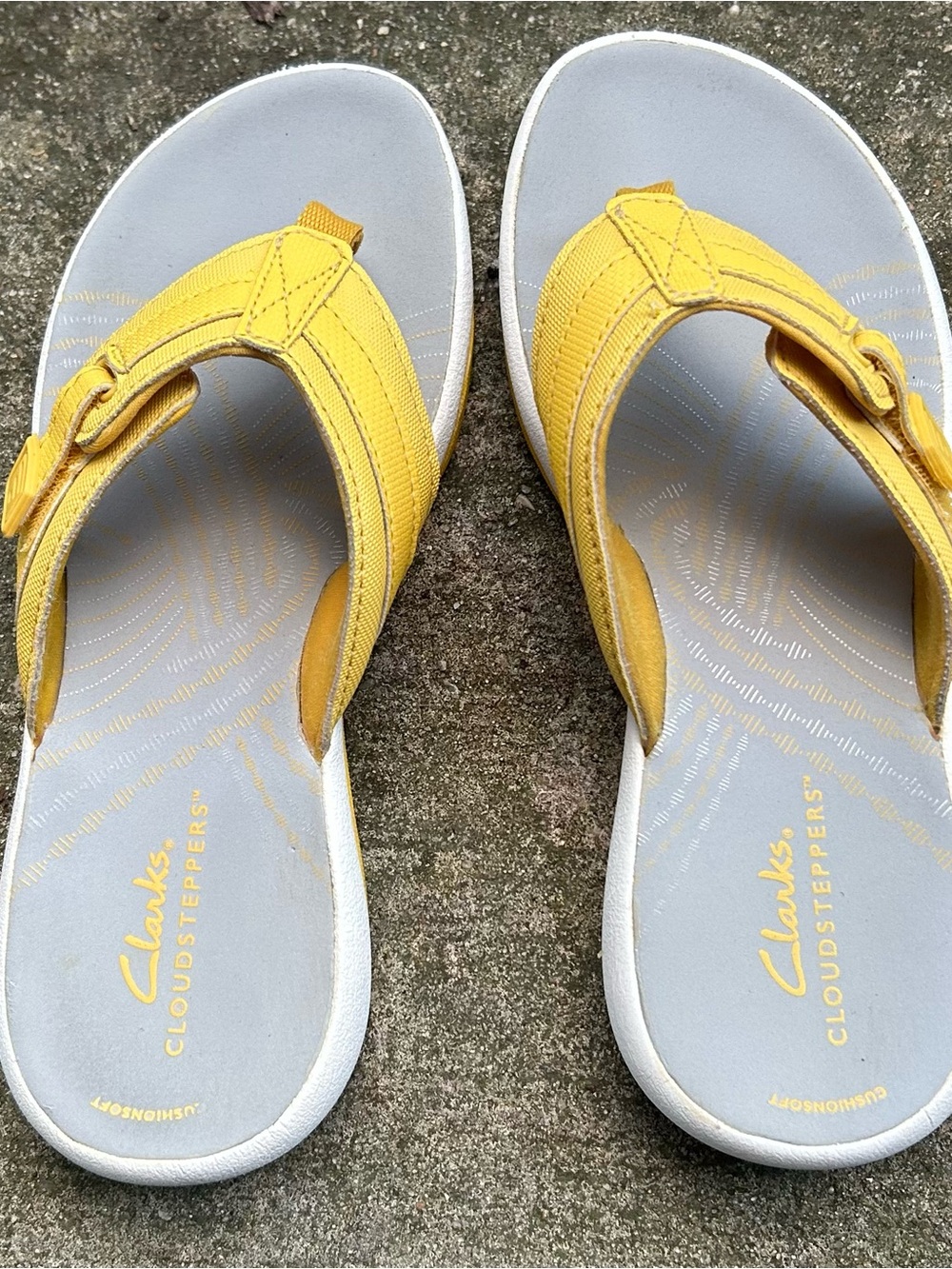 Clarks Cloudsteppers Yellow and Light Gray Thong Sandals